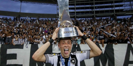Matheus Frizzo despista sobre futuro, mas enaltece título do Botafogo: 'Esse grupo é maravilhoso'