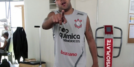 Médico rebate Adriano, que disse que foi 'mal operado' no Corinthians: 'Faltou 49 sessões de fisioterapia'