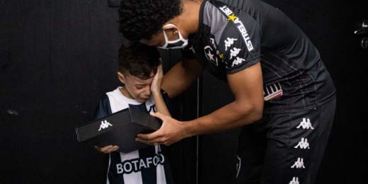 Menino de 6 anos viraliza ao ver jogo do Botafogo no estádio pela primeira vez e recusar torcer para o Flamengo