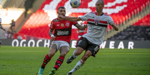 Miranda brinca com jogadores do Flamengo antes de duelo no Maracanã: 'Não quiseram me trazer'