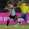 Na ausência de Casemiro, Fabinho ‘anula’ Messi e comanda o meio-campo do Brasil contra a Argentina