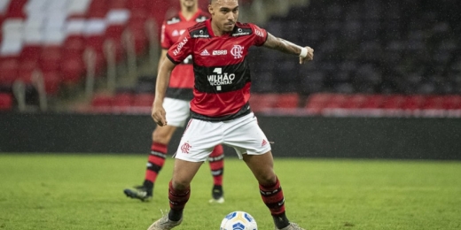 Na briga pela vaga de titular no Flamengo, Matheuzinho cita conversas com laterais e Ceni