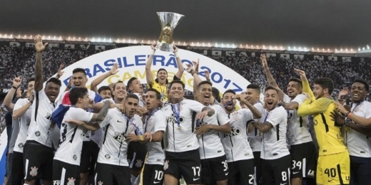 Na luta para ir à Libertadores com o Corinthians, Cássio, Fagner, Gabriel e Jô erguiam troféu do hepta há 4 anos