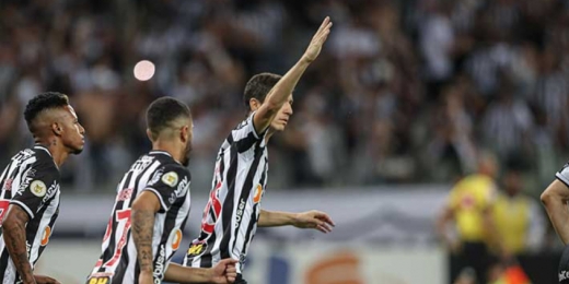 Nacho muda o jogo, Atlético-MG vira para cima do Santos e segue firme na liderança do Brasileirão