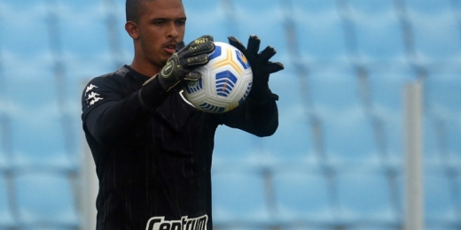 Não pode escapar! Diego Loureiro tenta driblar oscilações e mostrar firmeza como titular do Botafogo