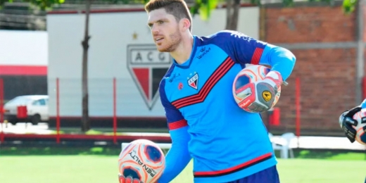 Náutico tenta a contratação de Kozlinski, goleiro do Atlético-GO