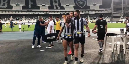 Navarro brinca com Marco Antônio após assistência na vitória do Botafogo: 'Vai ter que pagar o almoço'