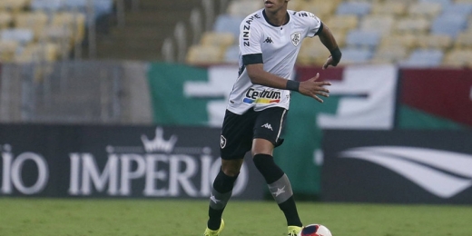 Negociado há quase um mês, PV ainda é o líder do Botafogo em números defensivos entre laterais