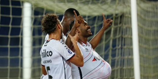 Nikão vira jogador do Athletico com mais gols na história da Sul-Americana