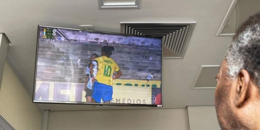 No hospital, Pelé acompanha amistoso entre Brasil e Argentina: 'Futebol = Remédio'