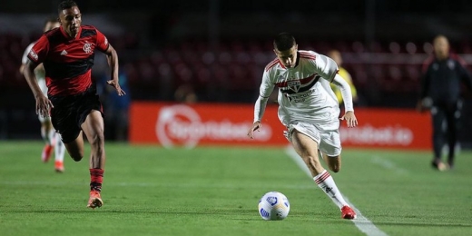 No Morumbi, Flamengo vence o São Paulo de virada e larga em vantagem na final da Copa do Brasil sub-17