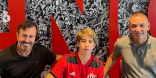 Novo garoto do Ninho: meia de 16 anos assina contrato com o Flamengo