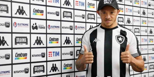 Ofensividade, confiança de Enderson e experiência: conheça Carlinhos, novo jogador do Botafogo