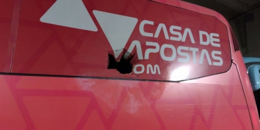 Ônibus do Bahia é atacado pela própria torcida na chegada da Fonte Nova