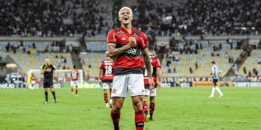 Pedro celebra marca de 100 jogos com a camisa do Flamengo: 'Orgulho por toda história escrita'