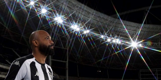 Pelas redes sociais, Chay comemora gol marcado pelo Botafogo: 'Espero que seja o primeiro de muitos'