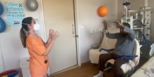 Pelé 'bate bola' com fisioterapeuta e posta: 'Segredo é comemorar cada pequena vitória'
