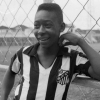 Pelé, 81 anos: o ‘Rei’ veste pela primeira vez a camisa do Santos