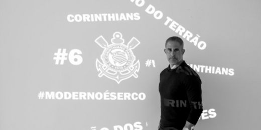 Pilhado, Sylvinho se diz pronto para treinar o Corinthians e não espera reforços: 'Não temos tempo a perder'