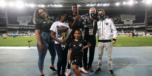 Placa, família presente e boa atuação: Kanu tem noite para ser lembrada no 100º jogo pelo Botafogo