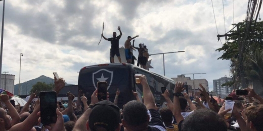 Polícia atira balas de borracha em torcida do Botafogo que fazia festa no Nilton Santos