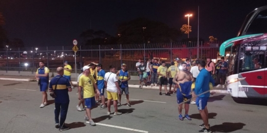 Por suspeita de racismo, polícia detém torcedor do Boca durante intervalo do jogo contra o Corinthians