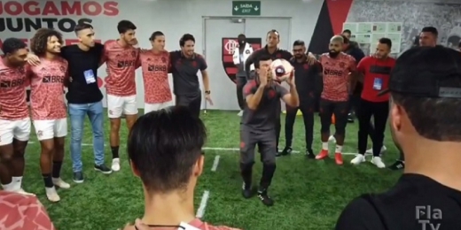 Preparador físico do Flamengo faz a bola 'levitar' em discurso antes de final e leva jogadores ao delírio; veja