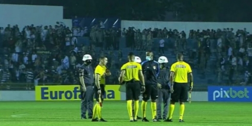Problemas nas arquibancadas paralisam jogo do Corinthians na Copinha por 10 minutos