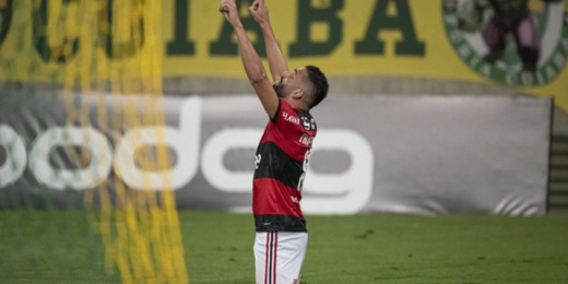 Procedimento cirúrgico de Thiago Maia, do Flamengo, é realizado com sucesso; jogador seguirá internado