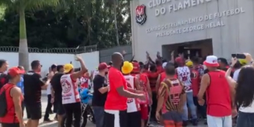 Protestos de torcedores do Flamengo em frente ao Ninho geram tensão na chegada de jogadores