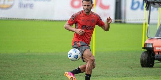 Questionado nas redes sociais, Thiago Maia diz o que falta para voltar a jogar pelo Flamengo: 'Chegar quarta'