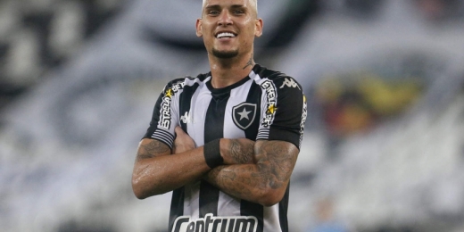 Rafael comemora virada do Botafogo e brinca com Navarro: 'Cabelo deu sorte para o homem gol'