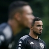 Rafael deixa jogo do Botafogo de maca com dores na panturrilha; atleta passará por exame de imagem