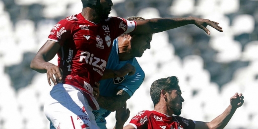 Rafael Moura ironiza VAR após  de possível pênalti não marcado ao Botafogo: 'Esperou o contato'