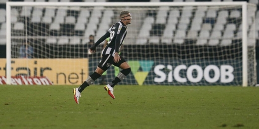 Rafael Navarro, do Botafogo, chega a 20 participações de gols na Série B e encosta na artilharia