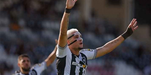 Rafael Navarro esquiva-se sobre futuro no futebol: 'Vou levar o Botafogo para sempre na minha vida'