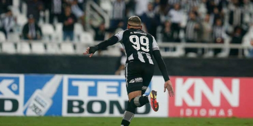 Rafael Navarro resolve, marca dois e Botafogo goleia o Brusque na Série B