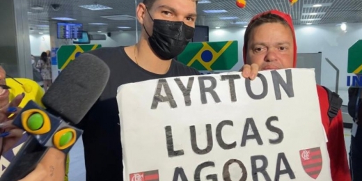 Reforço na área! Ayrton Lucas desembarca no Rio para assinar com o Flamengo: 'Não vai faltar garra!'
