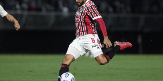 Reinaldo ganha espaço com Ceni e chega ao terceiro jogo seguido como titular do São Paulo após um mês