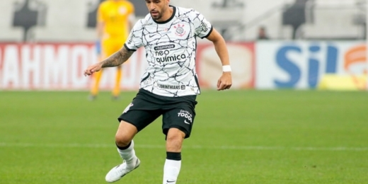 Renato Augusto celebra gol em reestreia pelo Corinthians e avisa: 'Dá para melhorar muito'