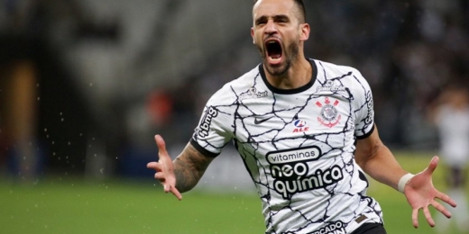 Renato Augusto vibra com vitória do Corinthians e comenta retorno ao meio-campo: 'É a minha função'