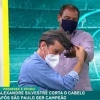 Repórter cumpre promessa e corta cabelo ao vivo após título do São Paulo