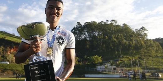Reydson comemora vitória do Botafogo diante do São Paulo, pelo Brasileirão Sub-20