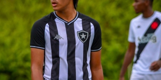 Rhenzo, do Botafogo, é convocado para a seleção principal da Bolívia, mas lesão no joelho impede ida