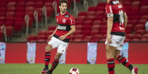 Rodrigo Caio recebe homenagem pelas 100 partidas pelo Flamengo