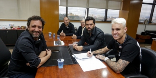 Roger Guedes fala pela primeira vez com jogador do Corinthians: 'Vim me juntar a esse bando de loucos'