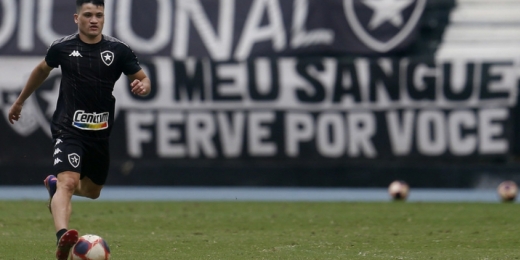 Ronald sofre torção no tornozelo e sai de campo carregado em derrota do Botafogo na Série B