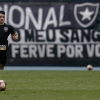 Ronald sofre torção no tornozelo e sai de campo carregado em derrota do Botafogo no Brasileiro