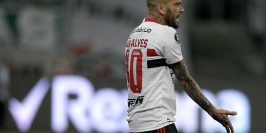 São Paulo notifica Daniel Alves e ainda avalia processo por críticas ao clube em entrevista à Fifa