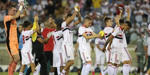 São Paulo recebe multa de R$ 20 mil por faca atirada em jogo da Copinha contra o Palmeiras